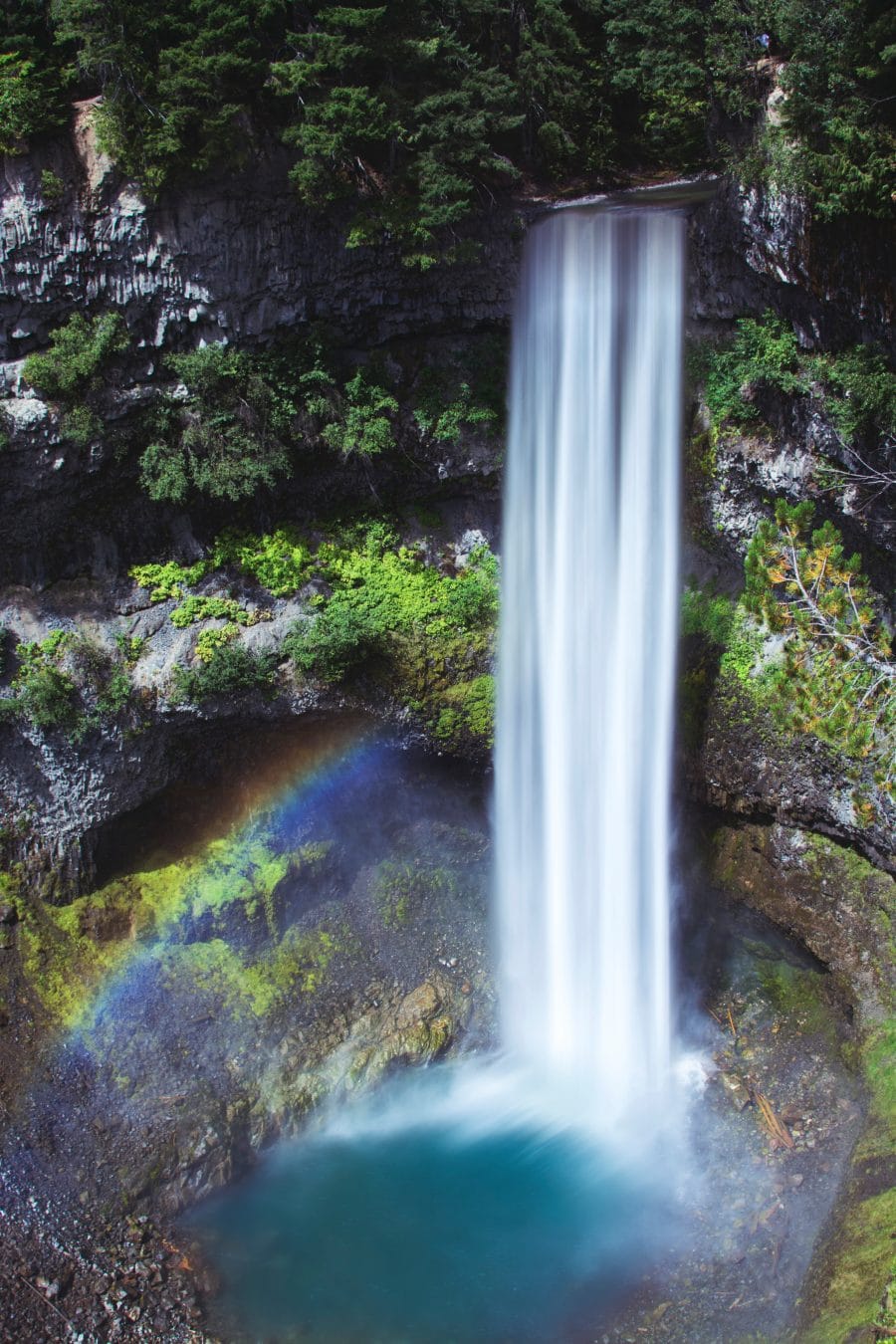 image example of a waterfall using a slow shutter speed